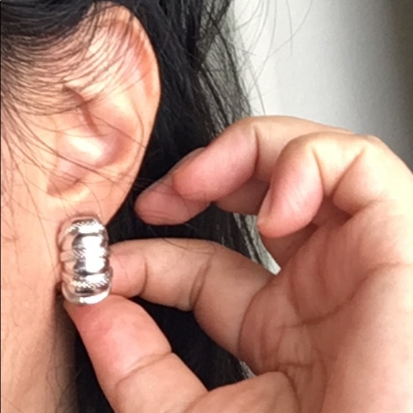 🖤NWOT💕L’Officiel clip earrings - Picture 10 of 12